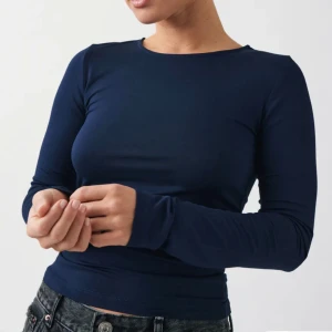 Gina tröja - Säljer denna tröja från Gina med boatneck och slits på ärmarna💕 Fint skick, inga defekter☺️ Skriv privat för egna bilder. 