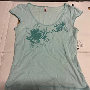 Cool topp - Topp med y2k tryck 💯💯💯 Supersöt, står att den är storlek L men tycker mer att den är en M. Köpt secondhand, inga fläckar eller skavanker