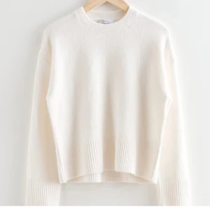 Vit stickad tröja från & Other Stories - Säljer en superfin vit stickad tröja från & Other Stories. Den är perfekt för höst och vinter, med långa ärmar och normal passform. köptes förra hösten men är knappt använd. tror jag köpte den för 450-500kr :) 