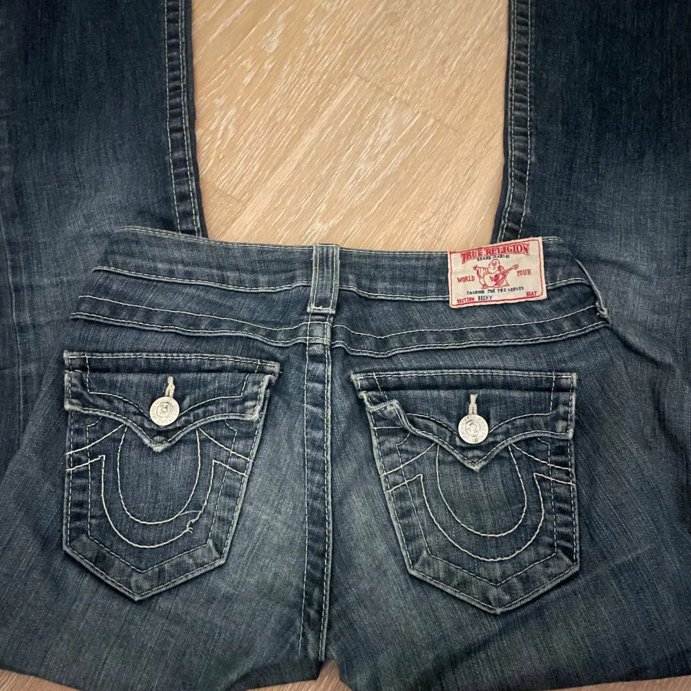 jätte snygga bootcut trueys som jag säljer då de är för stora för mig, köpte de på plick men bra skick💗 innerbenslängd : 75 cm, midja rakt över : 36cm 💗. Jeans & Byxor.