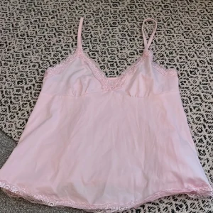 Spets linne - Säljer detta rosa spets linne