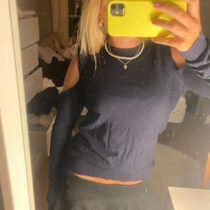 Stickad tröja - Tunn stickad tröja med hål i axlarna, storlek S💕