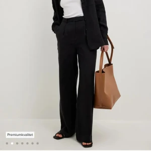 Svarta linnebyxor - Svarta linnebyxor från NAKD. Klistrar in länk. Använda endast en gång. Originalpris 799kr. https://www.na-kd.com/sv/produkter/linnebyxor-med-vida-ben-svart?_kx=enPc1WIwjnMTNqBqdWonwrHvNkCHEn8kpXB-WWpEsfEPZgNB3zcfZTgKV3guQ1E0.PF6Tdw