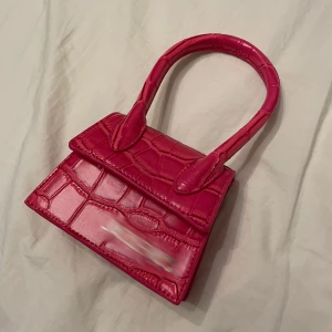 Rosa miniväska - Jättesöt rosa miniväska i ormskinns mönster, dm för mer bilder  Inköpt för ca 500 kr