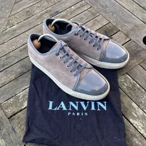 Lanvin Cap Toe - Lanvin dbb1 cap toe skor i en beige/grå färg. Condition är lätt 9/10 och skorna är använda ett fåtal gånger. Storlek UK 7.