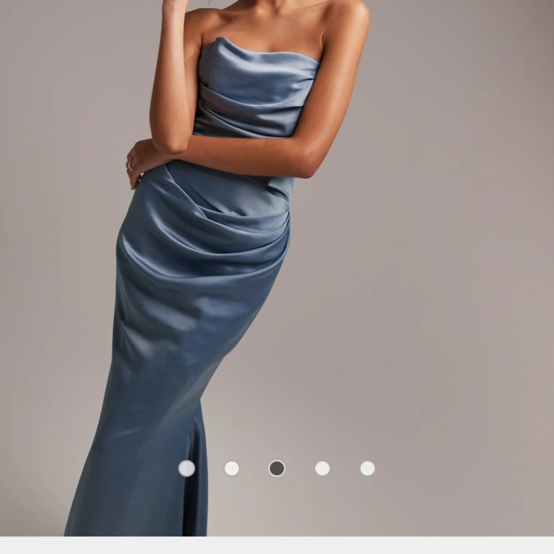 Maxiklänning i satin och bandeu modell - 93