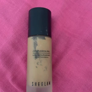 Foundation  - Testad två gånger men är fel färg för mig   Shade golden. Köpte för 90kr