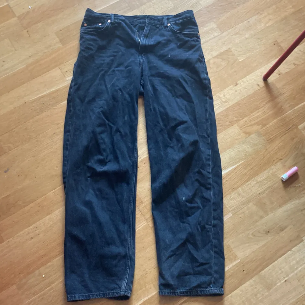 Svarta högmidjade baggy jeans från weekday.lite slitna längst ner men annars i bra skick. Pris kan diskuteras . Jeans & Byxor.