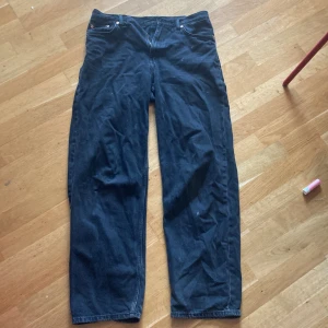 Baggy svart jeans - Svarta högmidjade baggy jeans från weekday.lite slitna längst ner men annars i bra skick. Pris kan diskuteras 