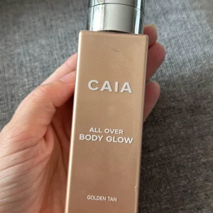 Caia body glow  - Endast testat super fin body glow i färgen golfen Tan 