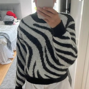 Zebra mönstrad tröja  - Säljer min super snygga stickade tröja i zebra mönster💞💞 den är ifrån gina tricot och har inga defekter, i storlek s!