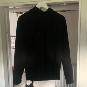 Svart hoodie  - Svart hoodie, storlek small. 