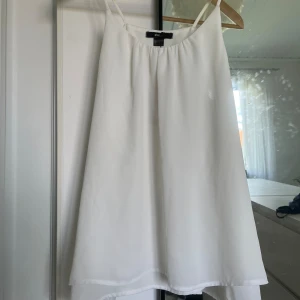 Vit Topp - Säljer en superfin vit topp i skönt o fint material. Den är perfekt för sommaren och har en lös passform och passat även till finare tillfällen! Den är i nyskick och har aldrig använts. Passar perfekt till både vardag och fest! Storlek XS, men passar S o passar M med såklart!