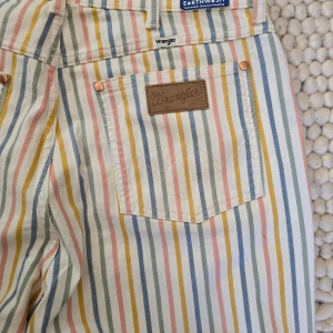 Snygga Wrangler jeans!  - Super snygga Wrangler jeans som tyvärr är för stora på mig! Aldrig använda, lapparna sitter kvar! De är alltså i helt nytt skick! Ordinarie pris va 636kr men säljer för 400kr, pris går att förhandla! 