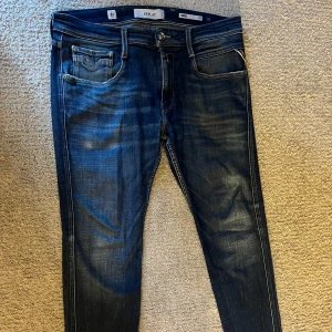 Replay anbass jeans  - Säljer mina replay jeans då jag ej använder längre, nypris 1500 skick 7-8 av 10. W32 L30