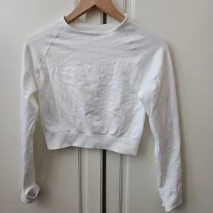 Vit croppad tröja -  nytt midjekort träningstopp i strl M. nypris 159 kr