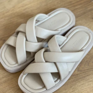 Beige sandaler från Pavement - säljer ett par sommarskor från pavement, nöstan aldrig använda