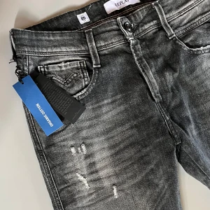 Replay Anbass Jeans - Helt sprillans nya replay anbass jeans som är helt slutsålda och ej tillverkas längre som såldes för ca 2000kr på CareOfCarl. Extremt snygga men tyvärr för stora för mig, därför säljs dem. 30w x 34l