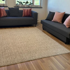 2 soffa 1 matta.  - en soffa öpnas till en säng. Skriv om ni har frågor. 