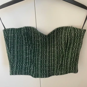 Topp - Topp från zara som är för liten för mig, strl XS! Jätte bra skick, 150kr plus frakt 🔆