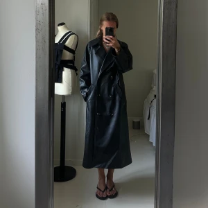 Lädertrench - Svart lädertrench i PU-läder från Mango Som ny i skick, inget bälte  Ball boxig fit! 