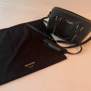 Zadig & Voltaire Sunny Väska XS - Jätte fin väska från Zadig & Voltaire i bra skick! Har inte används så mycket men det finns lite repor på metallen och undersidan (kolla dem tre sista bilderna). Ny pris: 5000:-