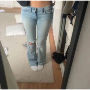 Lågmidjade bootcut jeans - Säljer dessa lågmidjade bootcut jeans för att de inte passade mig, köptes från Plick❤️ har några slå defekter men ingenting man riktigt lägger märke till, kontakta om du har några frågor om jeansen❤️