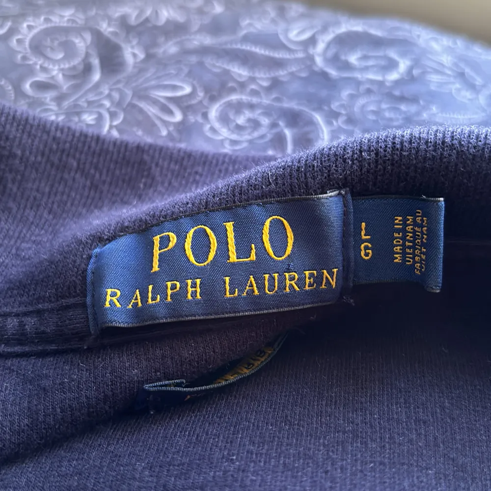 Säljer en snygg mörkblå tröja från Polo Ralph Lauren. Tröjan är i storlek M och är tillverkad av 100% bomull. Den har en dragkedja vid halsen och en broderad logga på bröstet. Perfekt för höst och vinter! 🧥. Tröjor & Koftor.