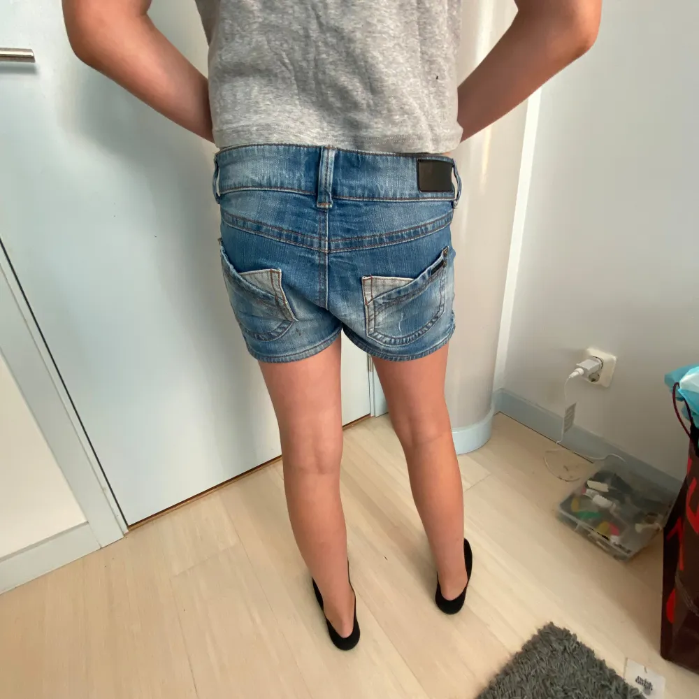 Så snygga jeans shorts från only❤️ väldigt bra skick. Shorts.