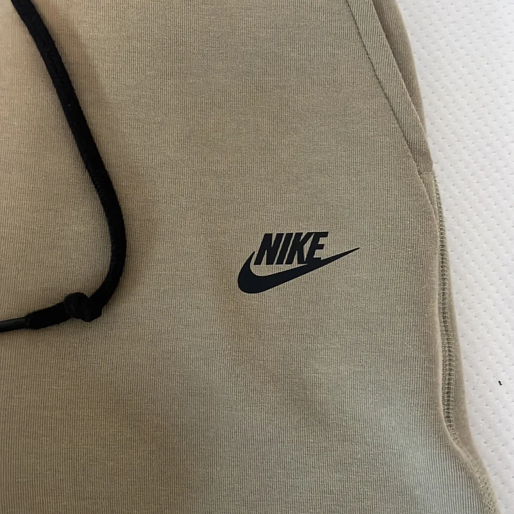 Säljer nu dessa Nike tech byxor, nästan helt oanvända. Säljer dom eftersom att jag inte använder dom så mycket.. Farkut & Housut.