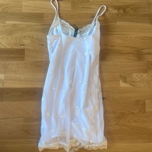 Ett långt linne kan vara en klänning  - Säljer de här linnet som också kan användas som klänning! 