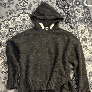 Stickad zara hoodie - Har ett hål bak under luvan därför så billig❤️ Kan du ihop hålet om önskas men då tar det längre tid tills du får tröjan! Den har slits på sidorna av hoodien vilken e skit snyggt om man har lågmidjade jeans till!!