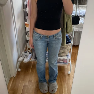 Lee jeans💗 - Ett par lågmidjade blåa Lee jeans! Fick dom av min farmor så vet tyvärr inte riktigt vilken storlek dom är i. Men kan nog gissa på 38 för själv så brukar jag ha 36 och dimma är lite stora på mig.