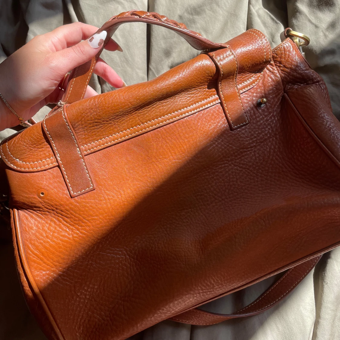 Brun skinnväska med detaljer - 90