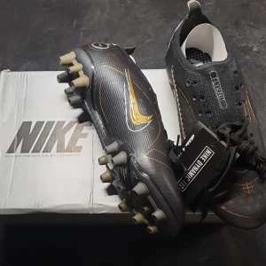 Nike mercurial vapor 14 elite fotbollsskor - Helt nya, aldrig använda. Var för små i storleken till sonen.