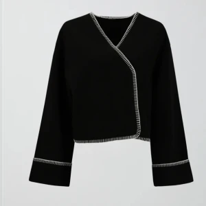 Blanket jacka - En tunn jacka från Gina, använt den en gång. Säljer den pga att jag inte får någon användning av den!