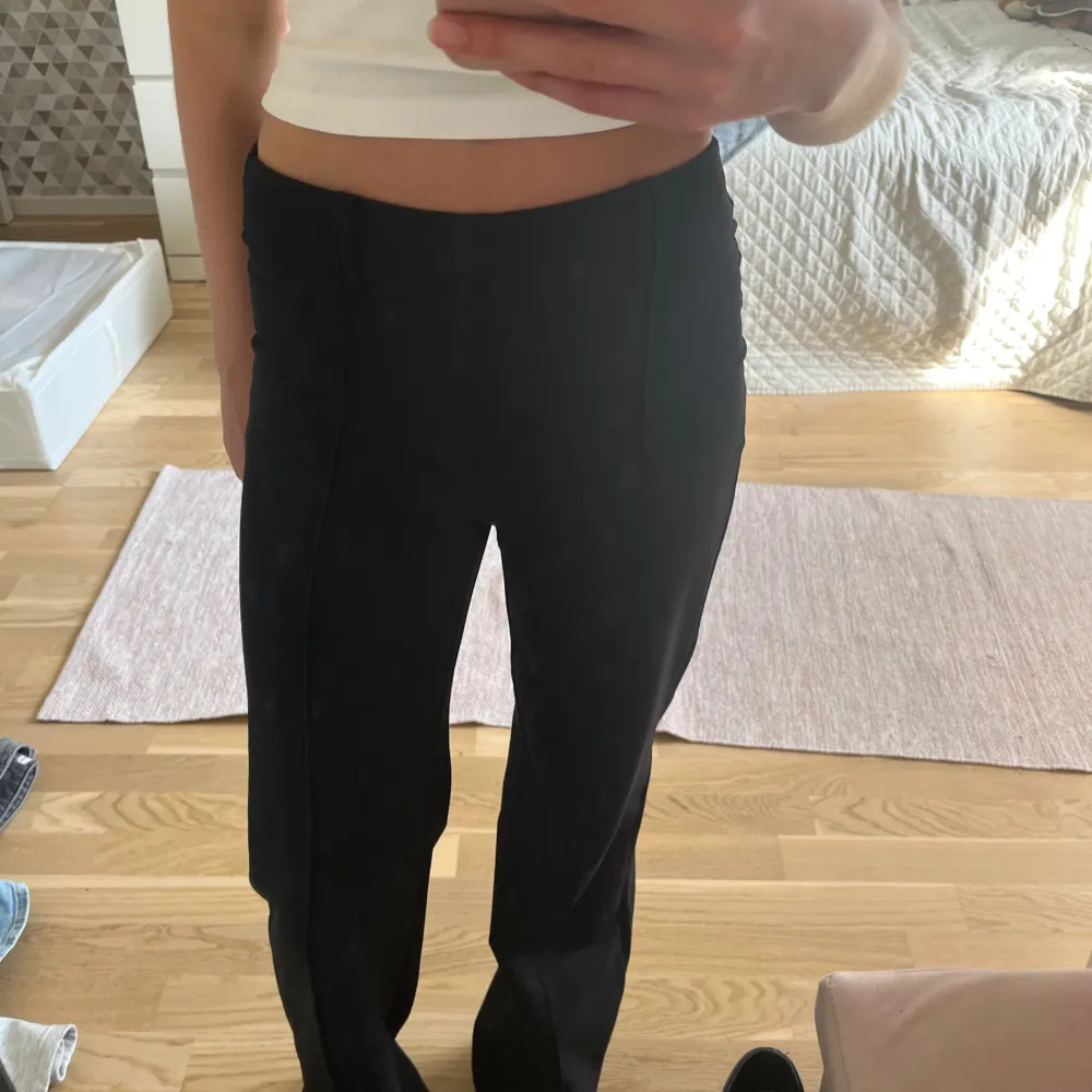 Säljer dessa kostymbyxor ifrån ginatricot! De är raka i modellen och man kan ha de båda lågmidjat och midwaist/highwaist, men jag har lågmidjat på bilden🤍. Farkut & Housut.