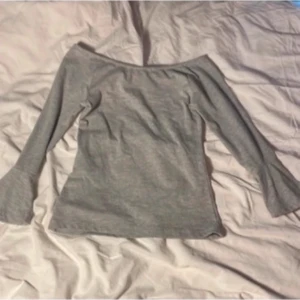 Grå fin tröja bikbok - Aldrig använd pga för liten för mig men väldigt fin ge ett bra bud
