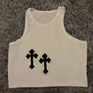 Chrome hearts - Crop top med chrome hearts/ kors som passar både xs och s