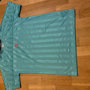 Puma T-shirt  - En Puma T-shirt som är använd Max 2-3 gånger  Storlek S  Kan mötas upp i Stockholm eller frakta (du står för frakten)