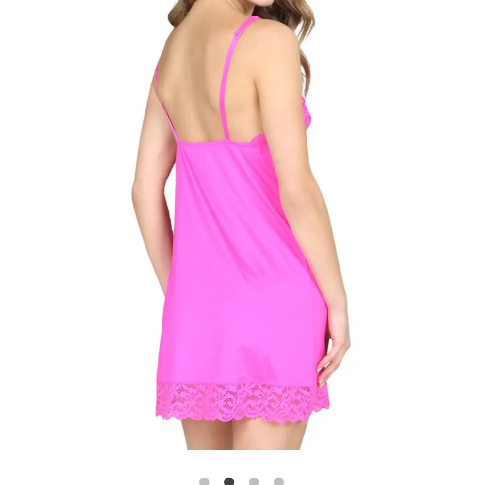 Superfin neonrosa nattlinne från hunkemöller. Är helt slutsåld från deras hemsida o Nypris är259kr. Är i storlek M passar även S samt XS. Har spets vid bysten samt vid benen. Säljer då har för många. Köparen står för frakten ❤️. Yläosat.