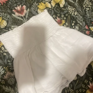 Vit tubtopp  - Bra stick använd någon gång det är en vit tubtopp men kan användas som kjol