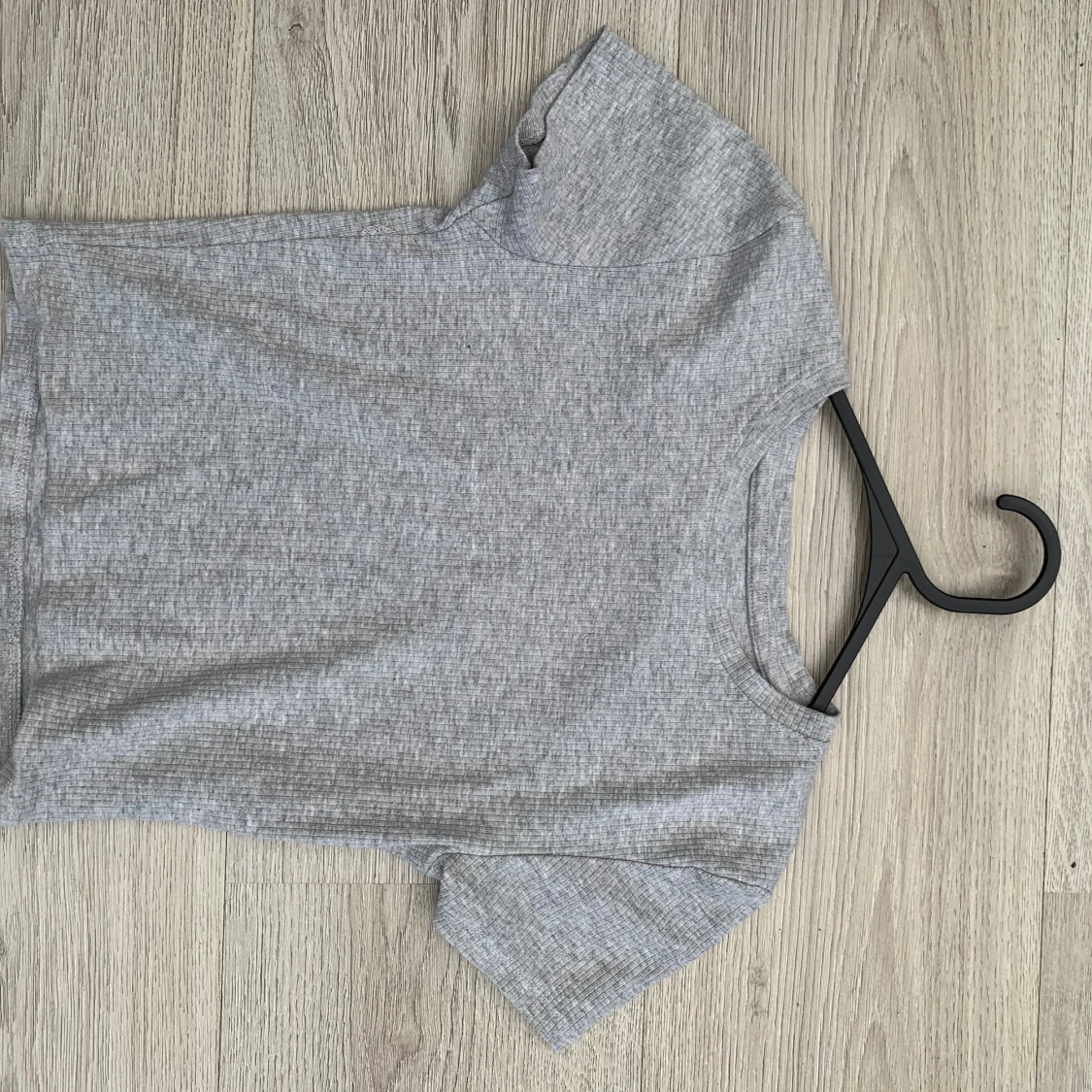 Grå ribbad t shrit  - 90