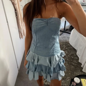 Klänning - Super snygg och cool klänning köpt på secondhand🩷Säljer pga för stor i storleken! 