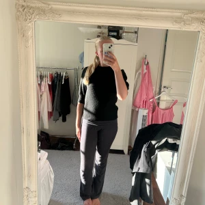 Svart stickad tröja - Säljer en svart stickad t-shirt i storlek S. Tröjan är kortärmad och har en normal passform. Perfekt för höst och vinter då den är både varm och mysig. Den är lite nopprig men har annars inga synliga skador eller fläckar. Passar bra till både vardag och fest!