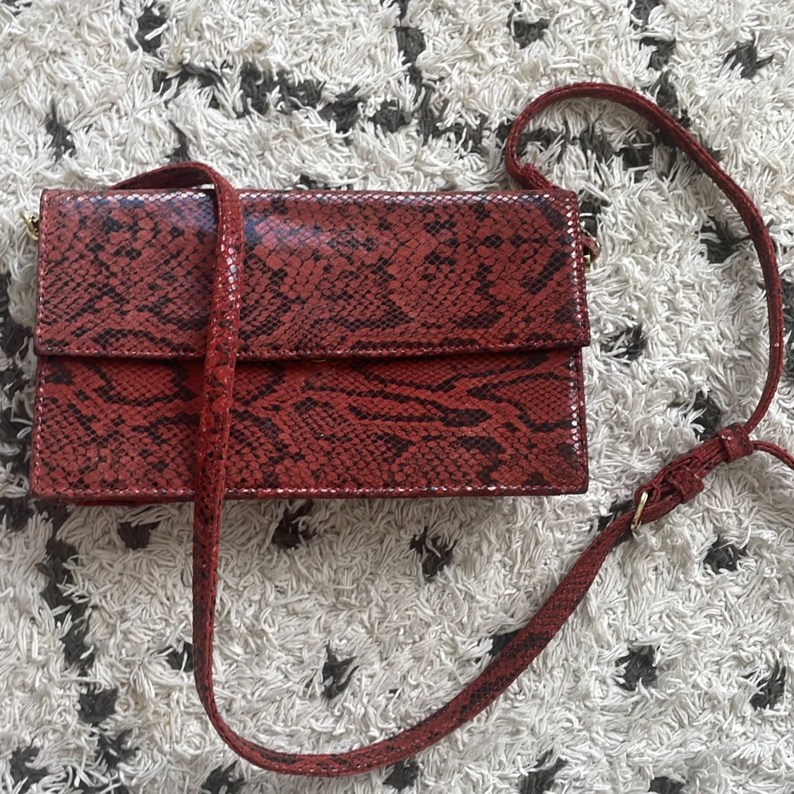 Röd axelväska med ormmönster från Gestuz