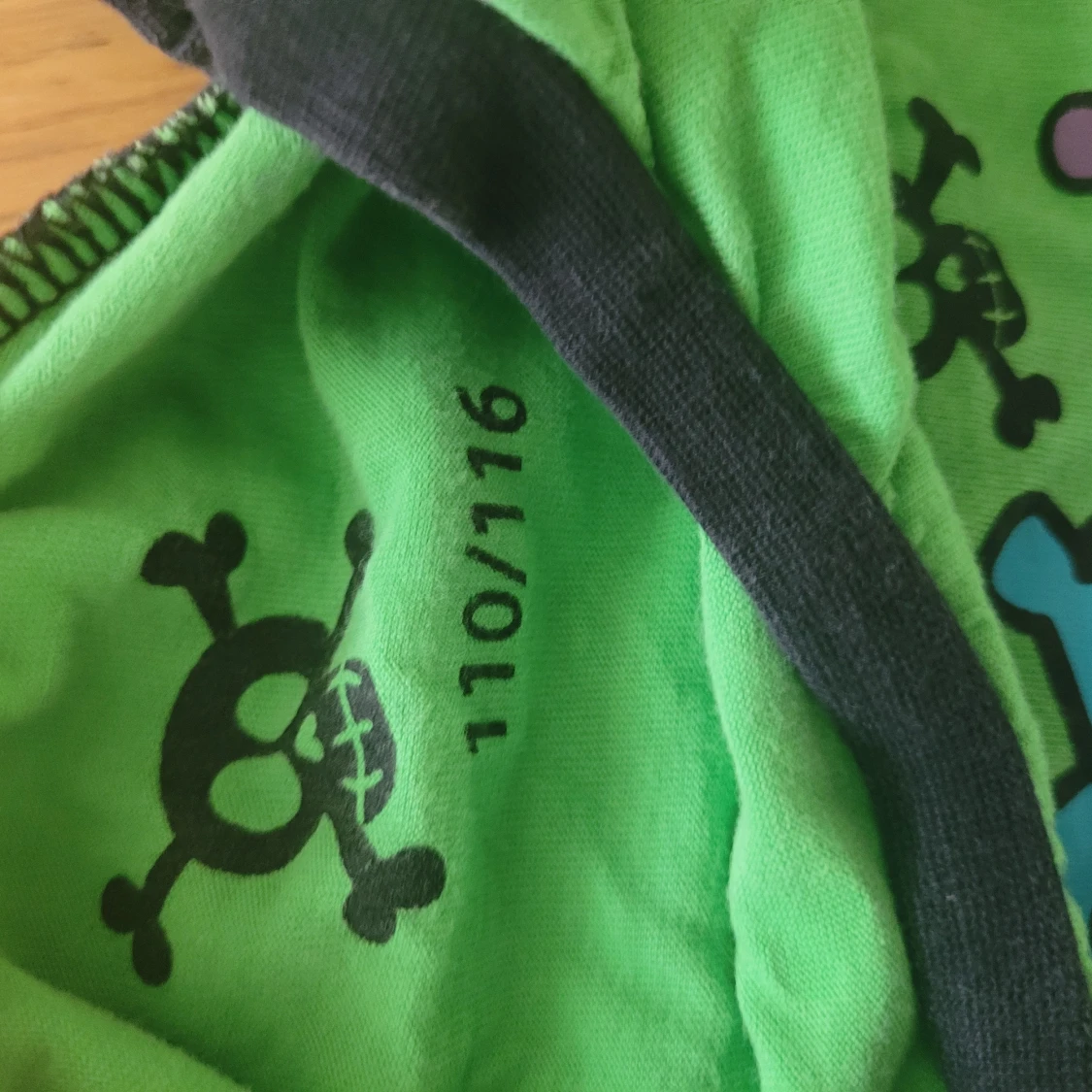 Grön långärmad tröja med dödskallemotiv - 90