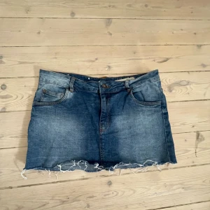 Så snygg jeanskjol - Säljer denna supersnygga jeanskjol som är i toppen skick, midjemått 42 cm, skriv gärna privat om du har några frågor 