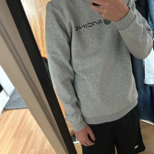 Sweatshirt sail racing - Säljer denna sail racing tröjan i storlek 170 men är precis som S. Tröjan är ej använd och har inga defekter. Kan gå ner i pris vid snabb affär. Hör av er vid frågor!