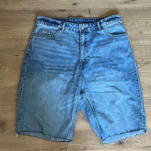 Ett par vanliga jeans shorts från Monki, nästan aldrig använda och nästan helt ny skick🫶 lite lägra och går nästan ner till mina knän, jag e 165 cm lång  Skicka gärna om du vill ha fler bilder eller har frågor  Katt å hund finns i hemmet🫶